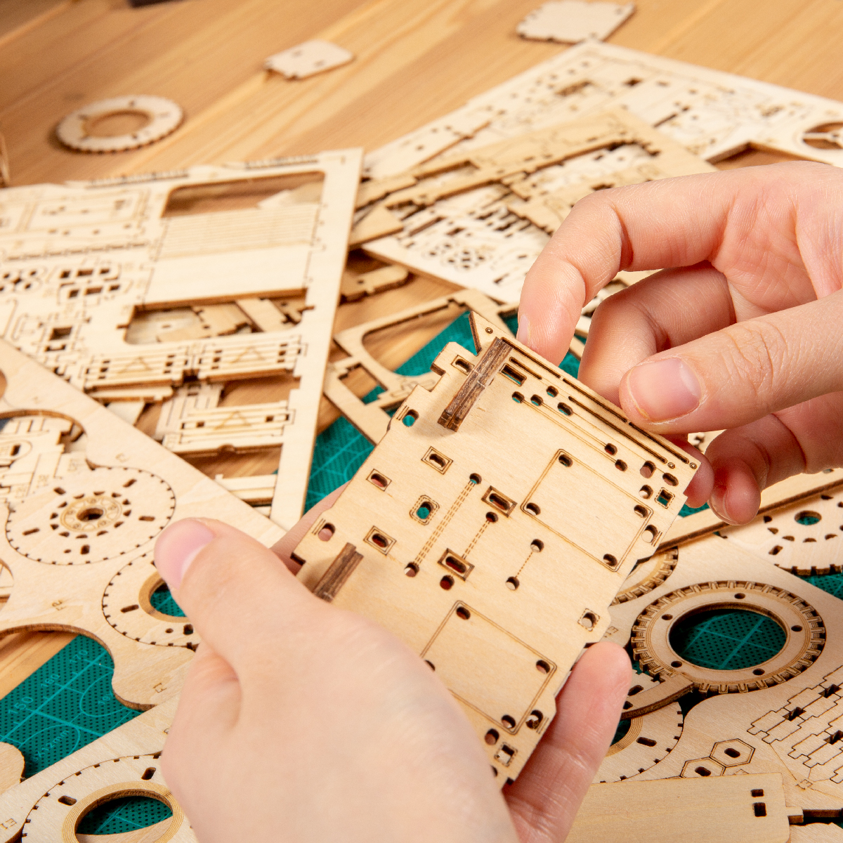 ROKR3Dパズル回転可能な3Dグローブレーザー切断木造建築玩具キット